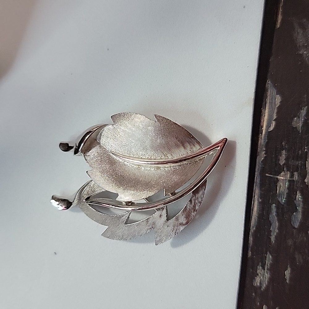 TRIFARI SILVER TONE DOUBLR LEAF BROOCH